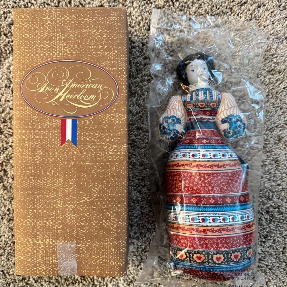 NWT Vintage 1981 Avon American Heritage Doll w/Porcelain Head & Lavender Sachet
